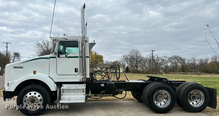 image for item DO5173 2013 Kenworth T800  semi truck