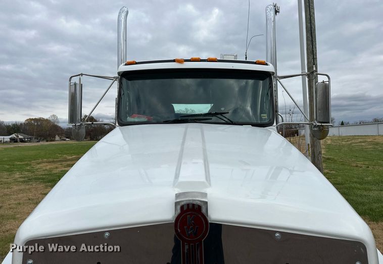 image for item DO5173 2013 Kenworth T800  semi truck