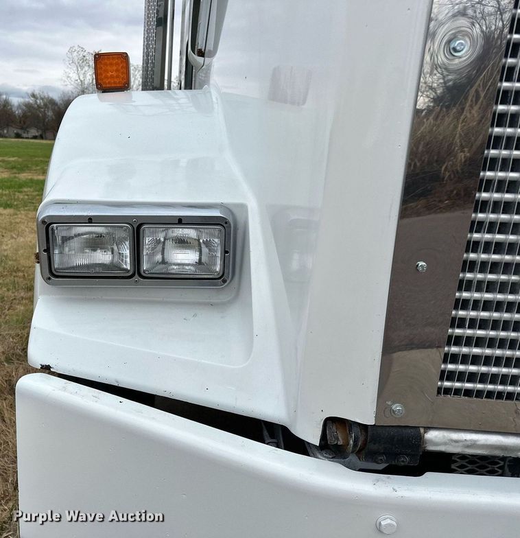 image for item DO5173 2013 Kenworth T800  semi truck