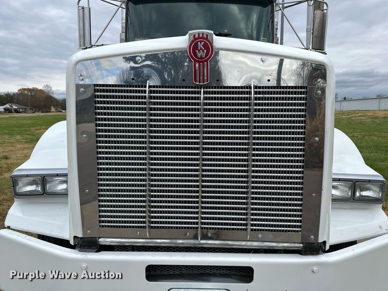 image for item DO5173 2013 Kenworth T800  semi truck