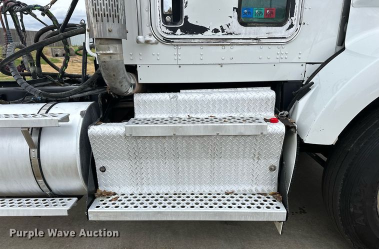 image for item DO5173 2013 Kenworth T800  semi truck