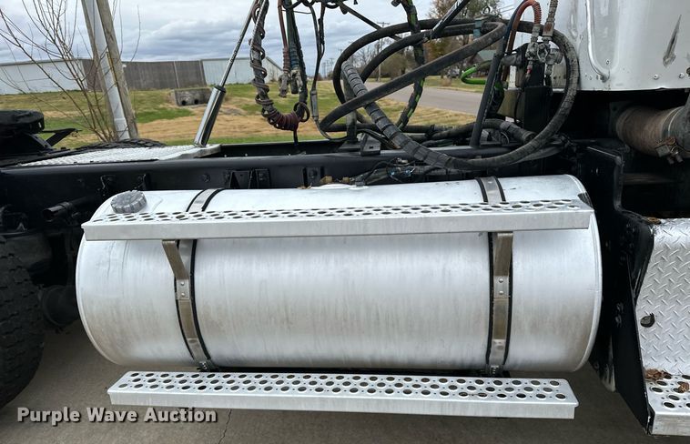 image for item DO5173 2013 Kenworth T800  semi truck