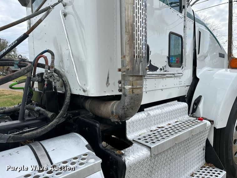 image for item DO5173 2013 Kenworth T800  semi truck