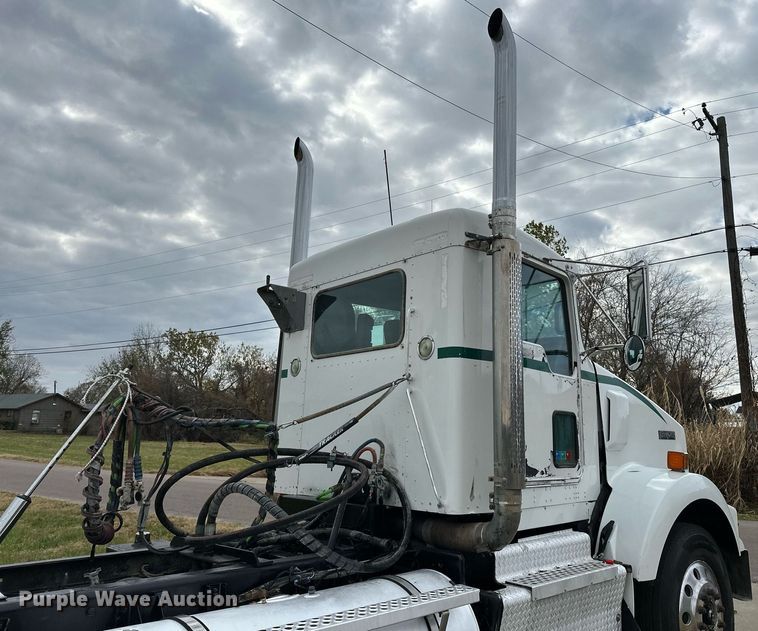 image for item DO5173 2013 Kenworth T800  semi truck