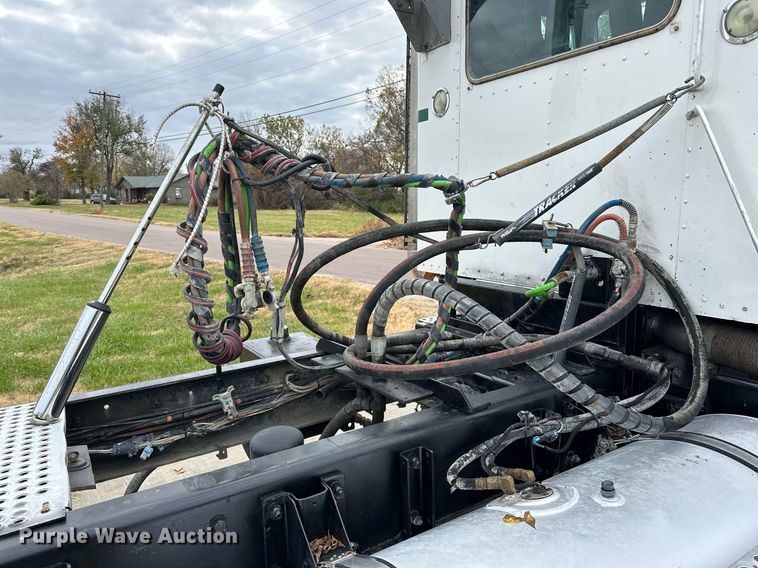 image for item DO5173 2013 Kenworth T800  semi truck