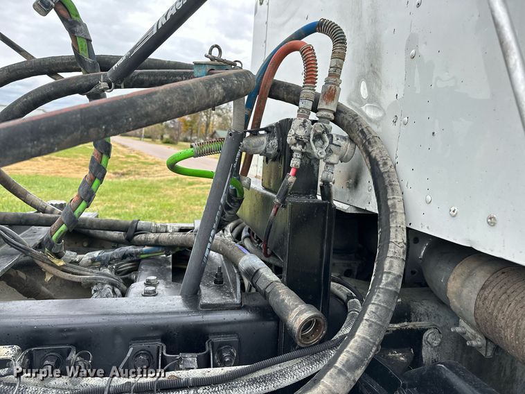 image for item DO5173 2013 Kenworth T800  semi truck