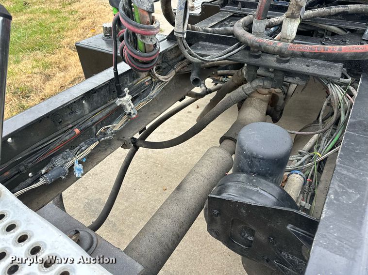 image for item DO5173 2013 Kenworth T800  semi truck