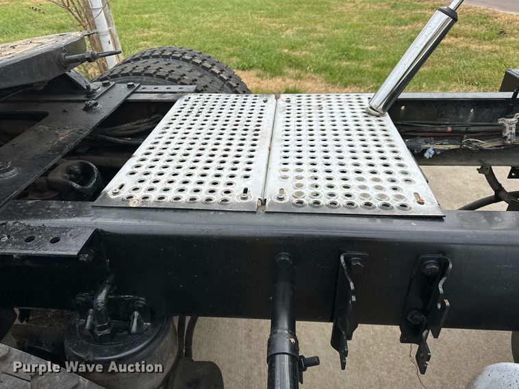 image for item DO5173 2013 Kenworth T800  semi truck