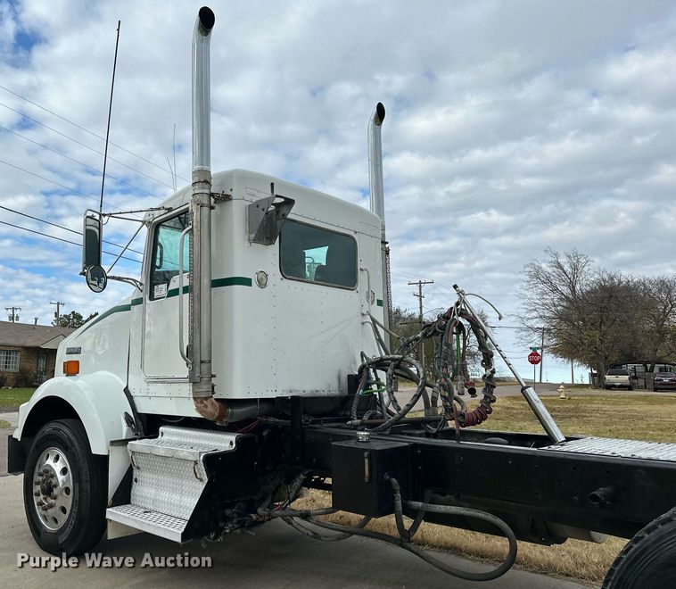 image for item DO5173 2013 Kenworth T800  semi truck