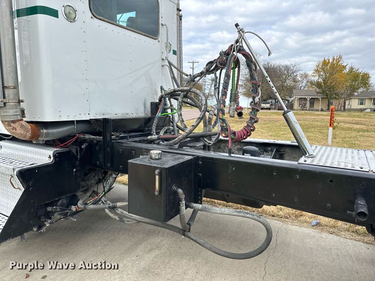 image for item DO5173 2013 Kenworth T800  semi truck