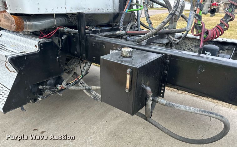 image for item DO5173 2013 Kenworth T800  semi truck