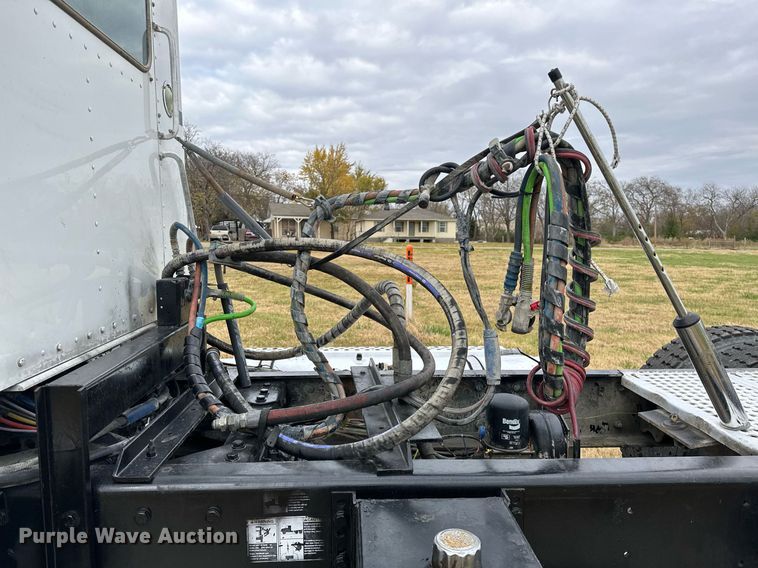 image for item DO5173 2013 Kenworth T800  semi truck