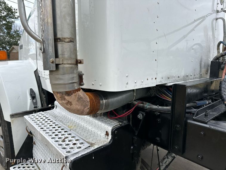 image for item DO5173 2013 Kenworth T800  semi truck