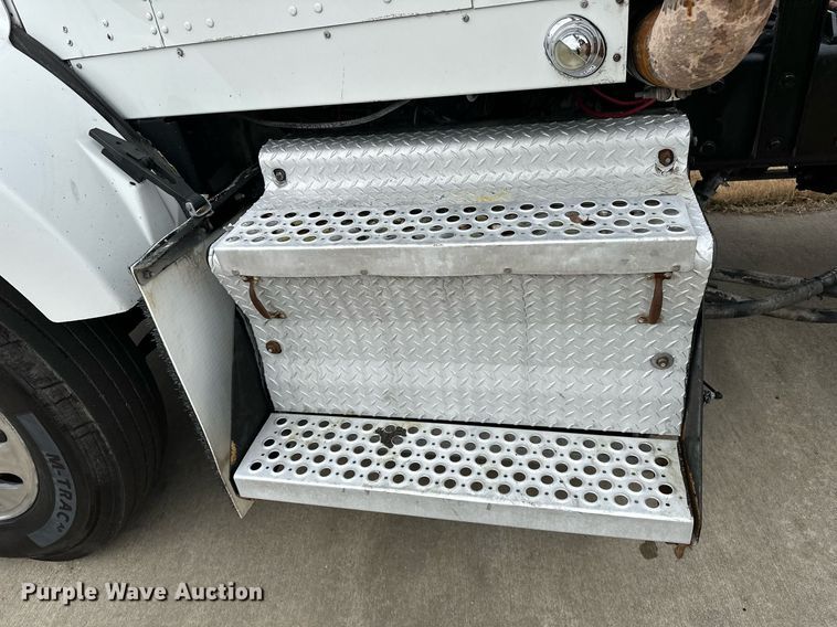 image for item DO5173 2013 Kenworth T800  semi truck