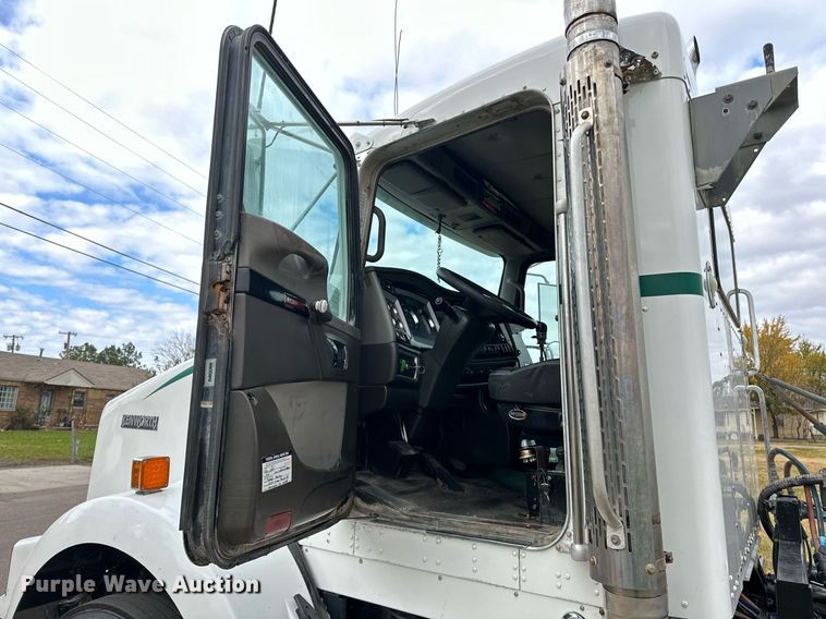 image for item DO5173 2013 Kenworth T800  semi truck