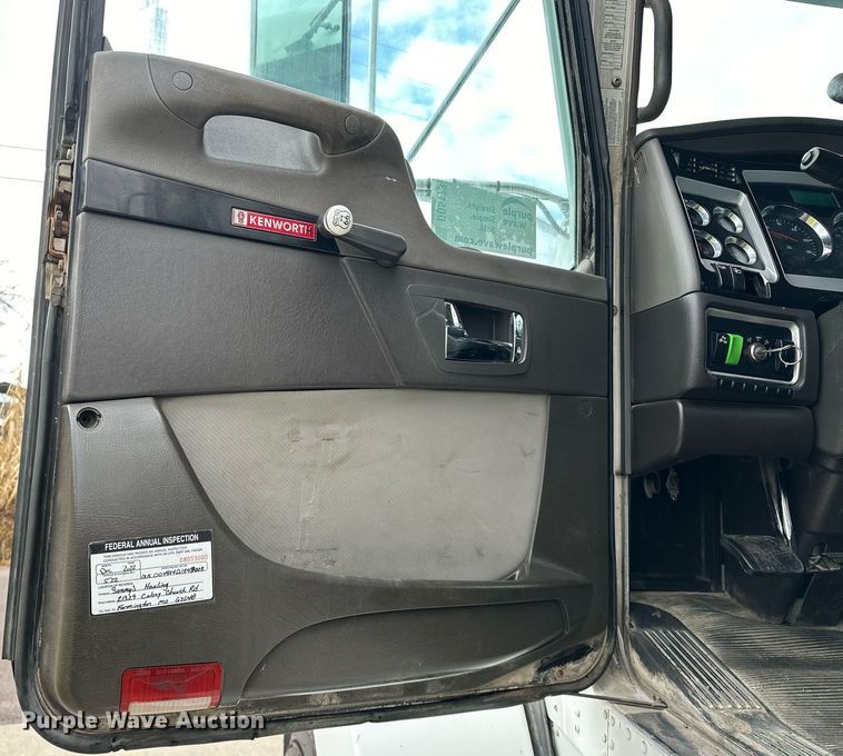 image for item DO5173 2013 Kenworth T800  semi truck