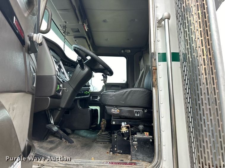 image for item DO5173 2013 Kenworth T800  semi truck