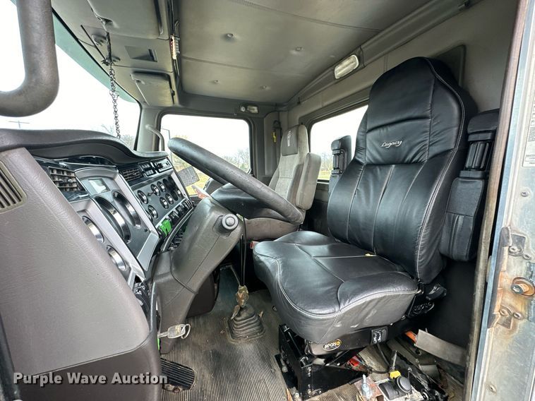 image for item DO5173 2013 Kenworth T800  semi truck