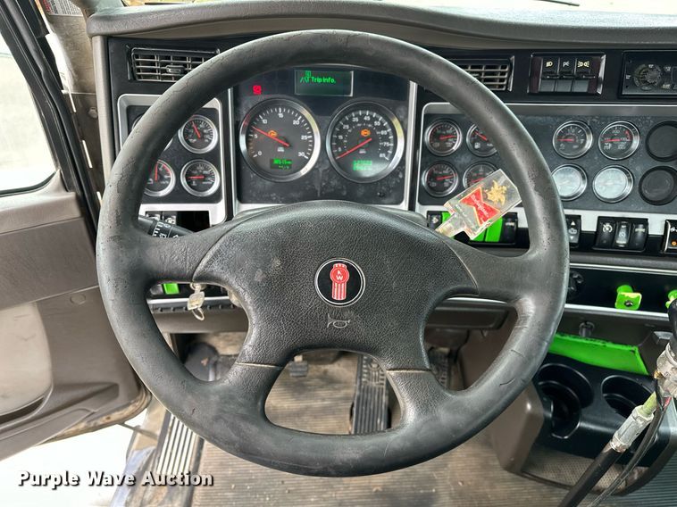 image for item DO5173 2013 Kenworth T800  semi truck