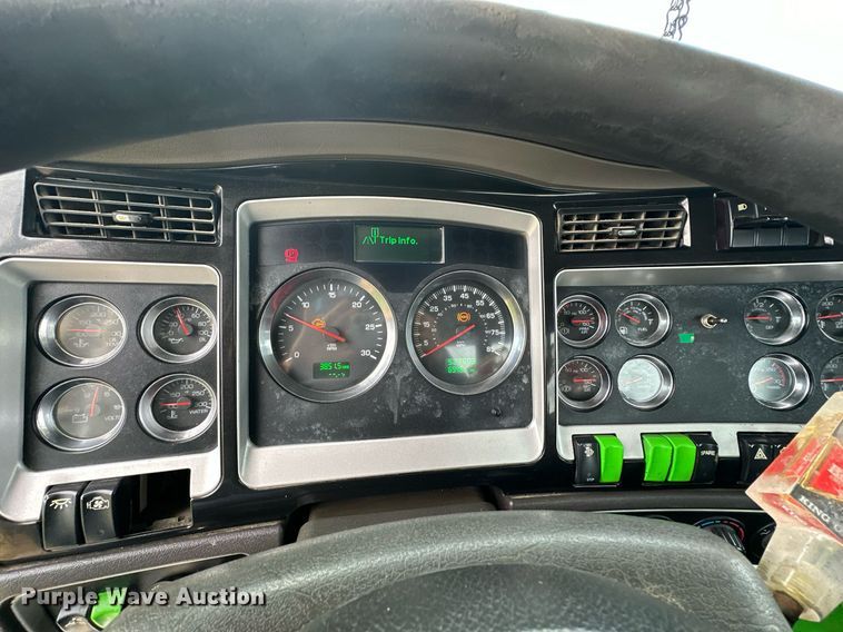 image for item DO5173 2013 Kenworth T800  semi truck