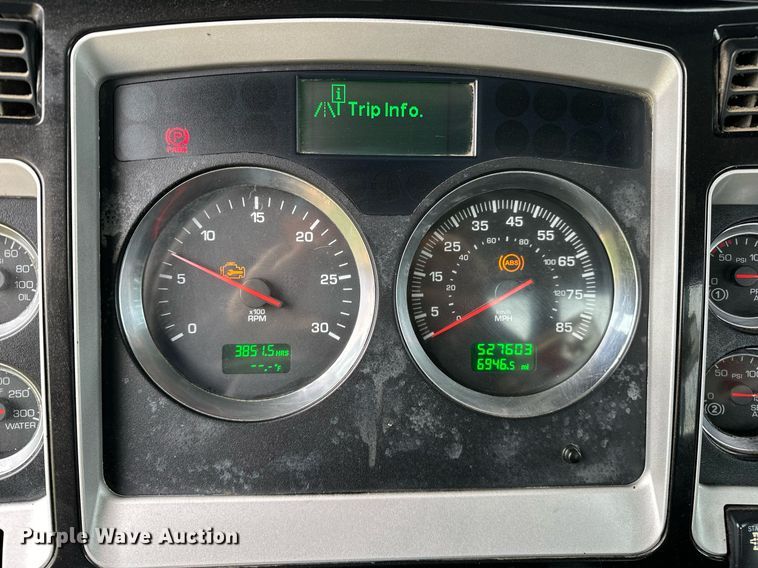 image for item DO5173 2013 Kenworth T800  semi truck