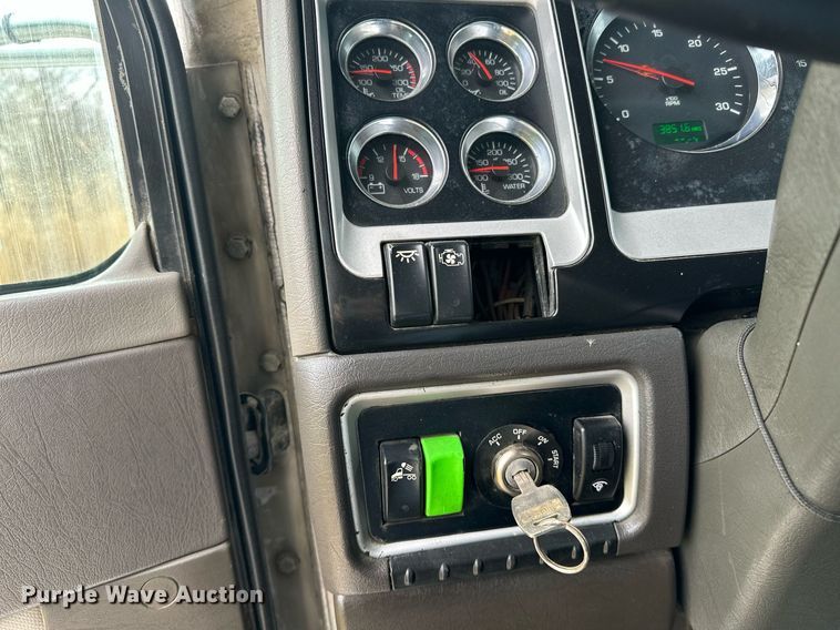 image for item DO5173 2013 Kenworth T800  semi truck