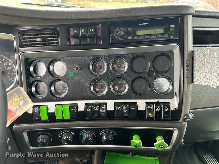 image for item DO5173 2013 Kenworth T800  semi truck