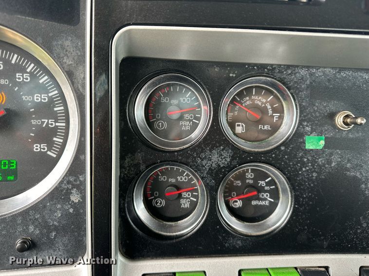 image for item DO5173 2013 Kenworth T800  semi truck