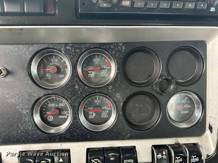 image for item DO5173 2013 Kenworth T800  semi truck