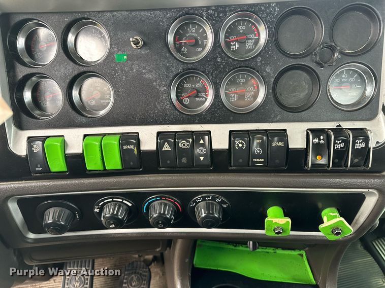 image for item DO5173 2013 Kenworth T800  semi truck