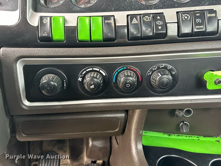 image for item DO5173 2013 Kenworth T800  semi truck