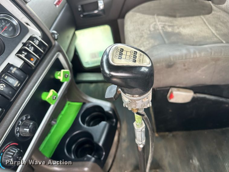 image for item DO5173 2013 Kenworth T800  semi truck