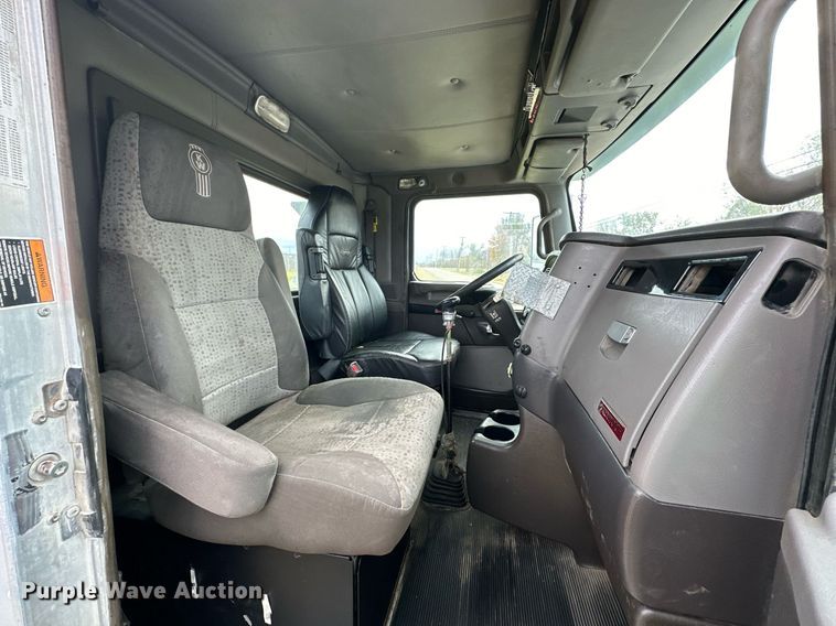 image for item DO5173 2013 Kenworth T800  semi truck