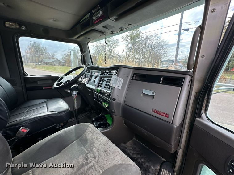 image for item DO5173 2013 Kenworth T800  semi truck