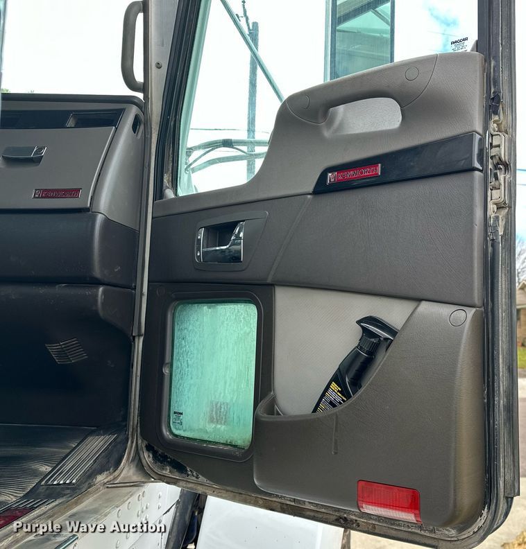 image for item DO5173 2013 Kenworth T800  semi truck