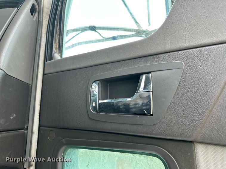 image for item DO5173 2013 Kenworth T800  semi truck