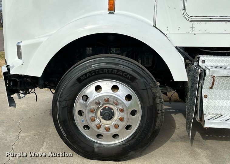 image for item DO5173 2013 Kenworth T800  semi truck