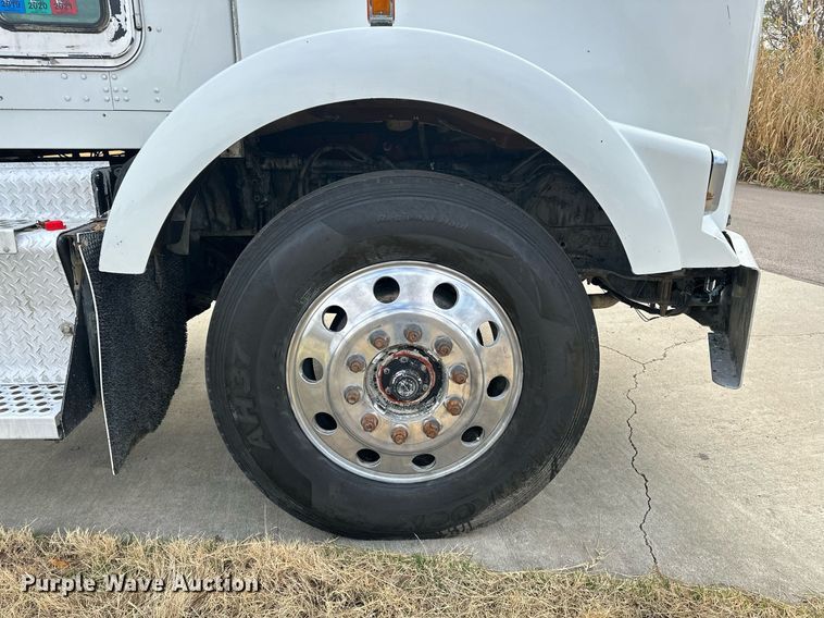 image for item DO5173 2013 Kenworth T800  semi truck