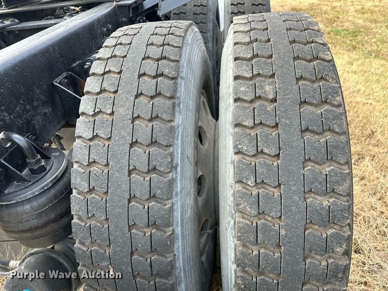 image for item DO5173 2013 Kenworth T800  semi truck