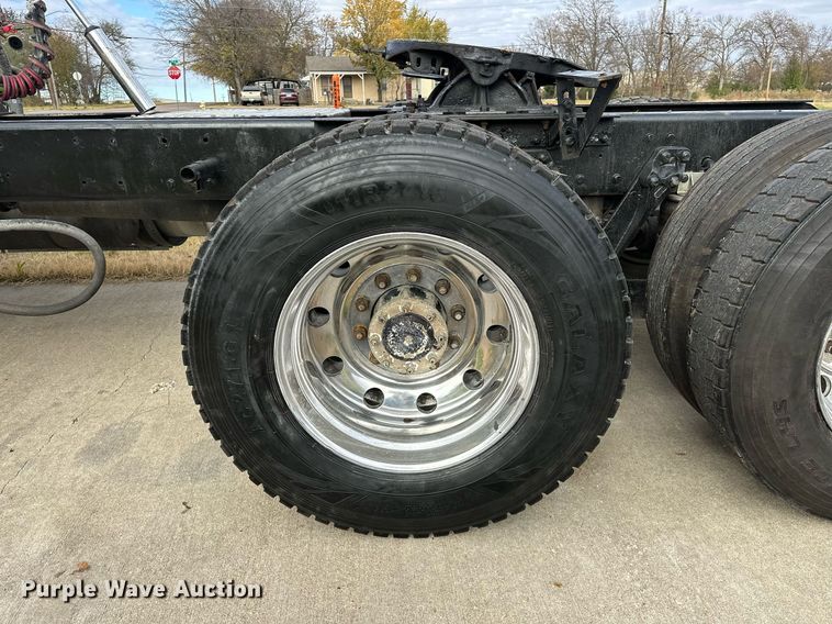 image for item DO5173 2013 Kenworth T800  semi truck