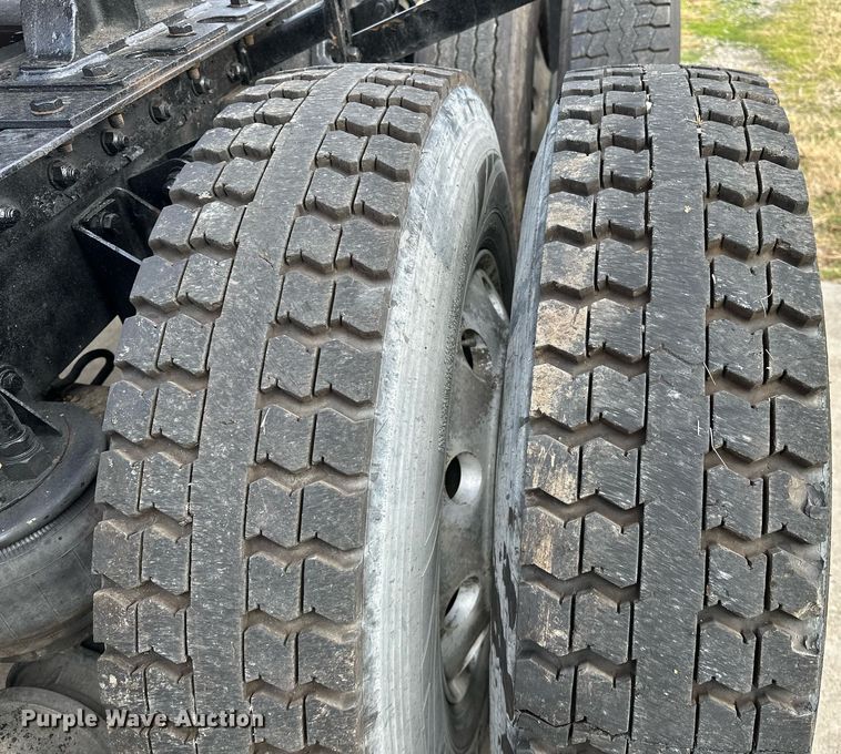 image for item DO5173 2013 Kenworth T800  semi truck