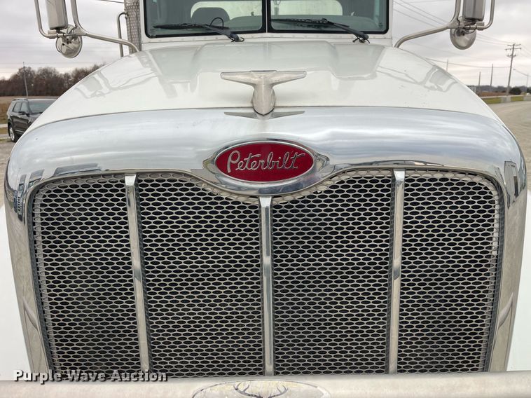 image for item DP2146 2009 Peterbilt 386  semi truck