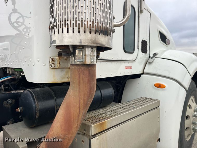 image for item DP2146 2009 Peterbilt 386  semi truck