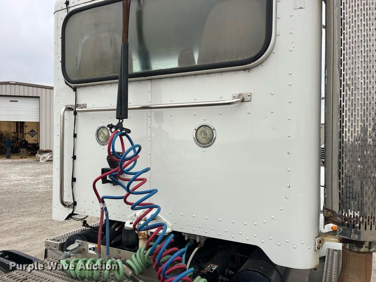 image for item DP2146 2009 Peterbilt 386  semi truck