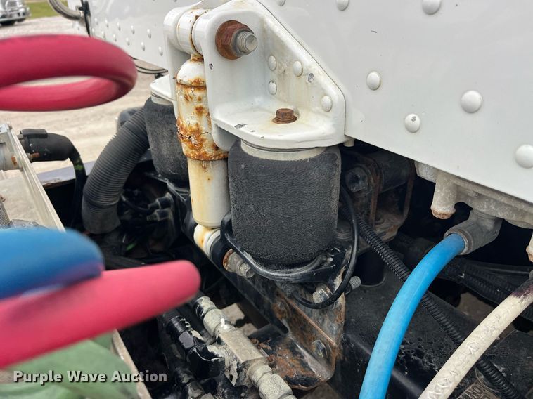 image for item DP2146 2009 Peterbilt 386  semi truck