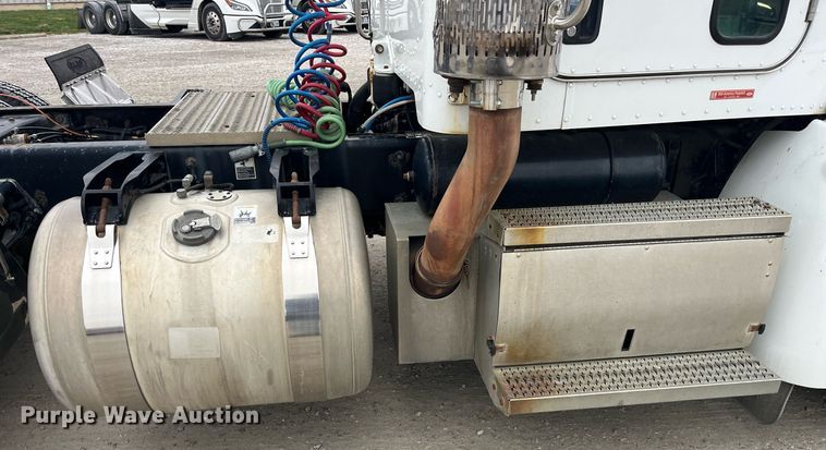 image for item DP2146 2009 Peterbilt 386  semi truck