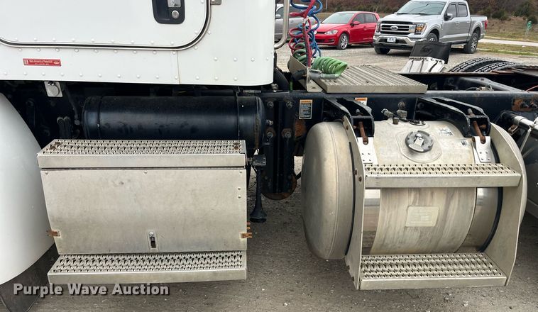 image for item DP2146 2009 Peterbilt 386  semi truck