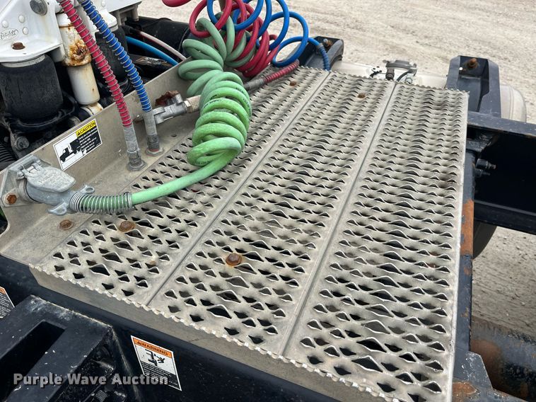 image for item DP2146 2009 Peterbilt 386  semi truck