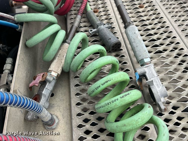 image for item DP2146 2009 Peterbilt 386  semi truck