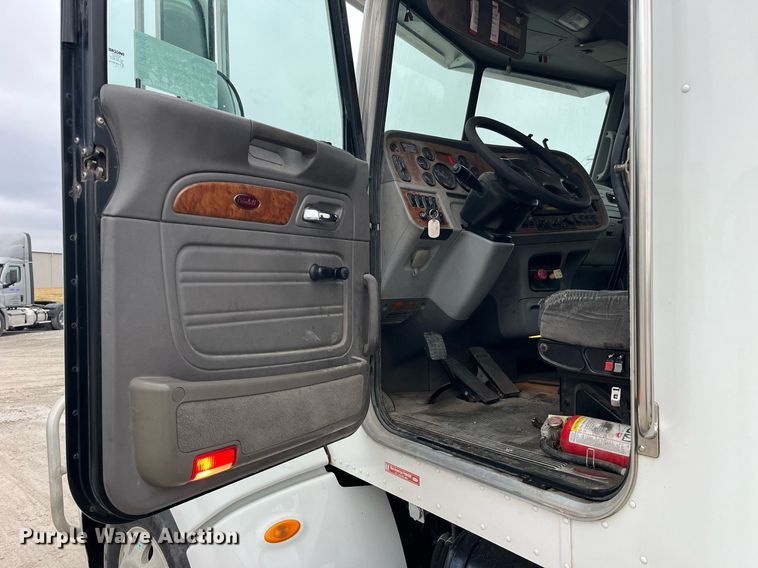 image for item DP2146 2009 Peterbilt 386  semi truck